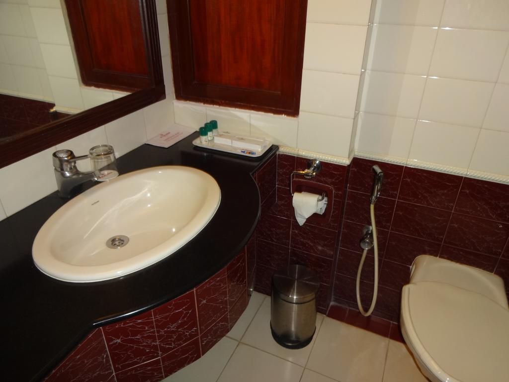 Westway Hotel Kozsíkóde Kültér fotó