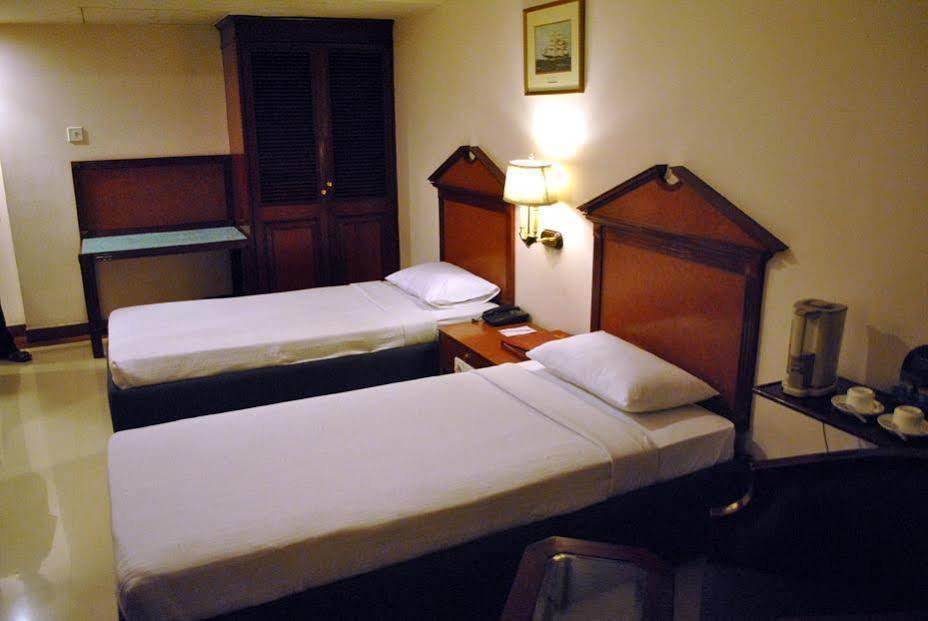 Westway Hotel Kozsíkóde Kültér fotó