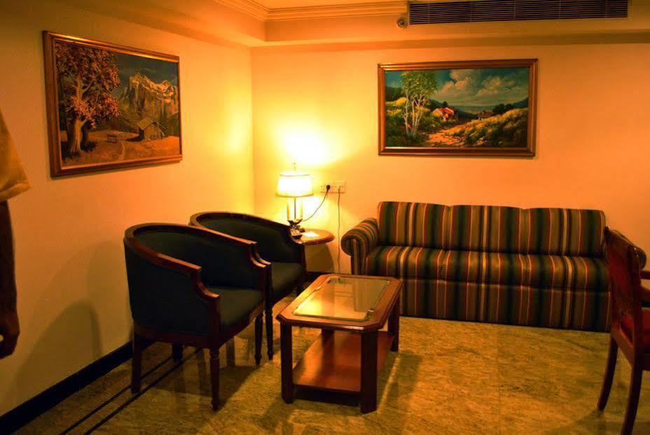 Westway Hotel Kozsíkóde Kültér fotó